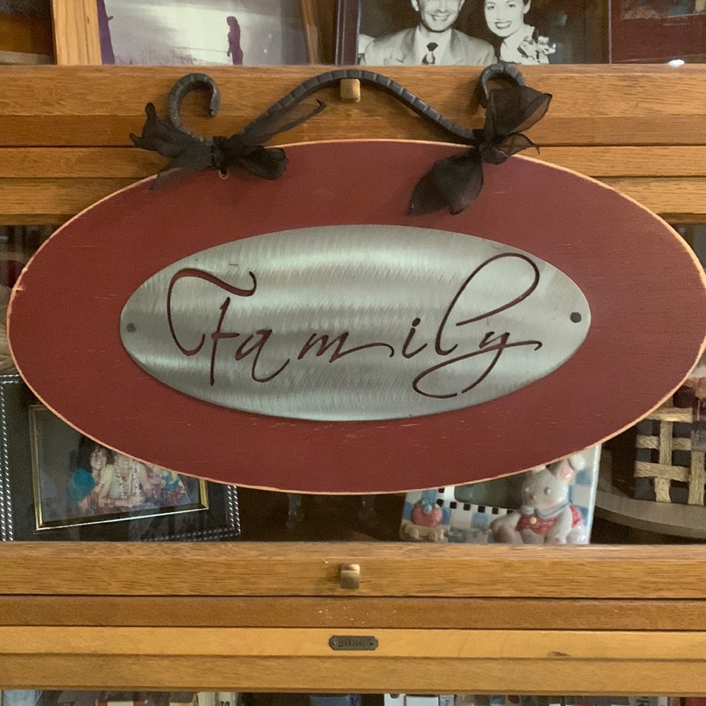 “FAMILY” Sign - Picture 2 of 5